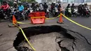 Sejumlah pengendara memperhatikan jalan yang ambles di perempatan Karet Bivak, Jakarta. Foto diambil pada Kamis (6/11/2014). (Liputan6.com/Johan Tallo) 