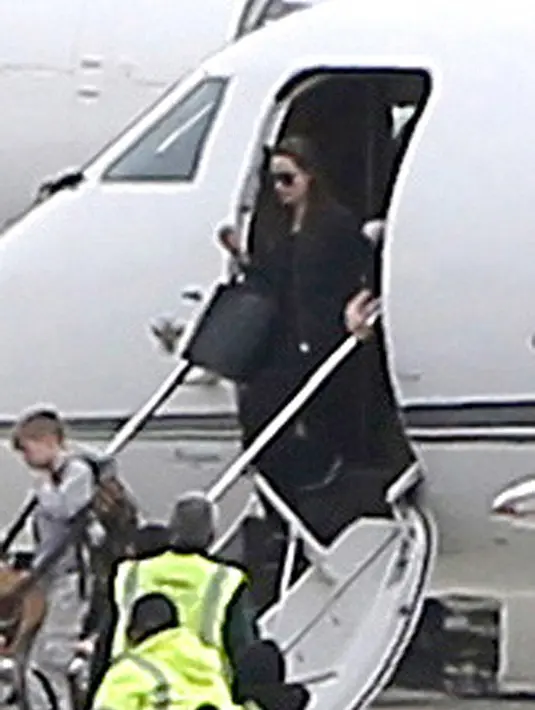 Sampai saat ini belum diketahui alasan dan hal yang menyebabkan Jolie memutuskan untuk membawa buah hatinya kembali ke Los Angeles setelah menetap di kawasan Malibu pasca menggugat cerai Pitt. (doc.dailymail.com)