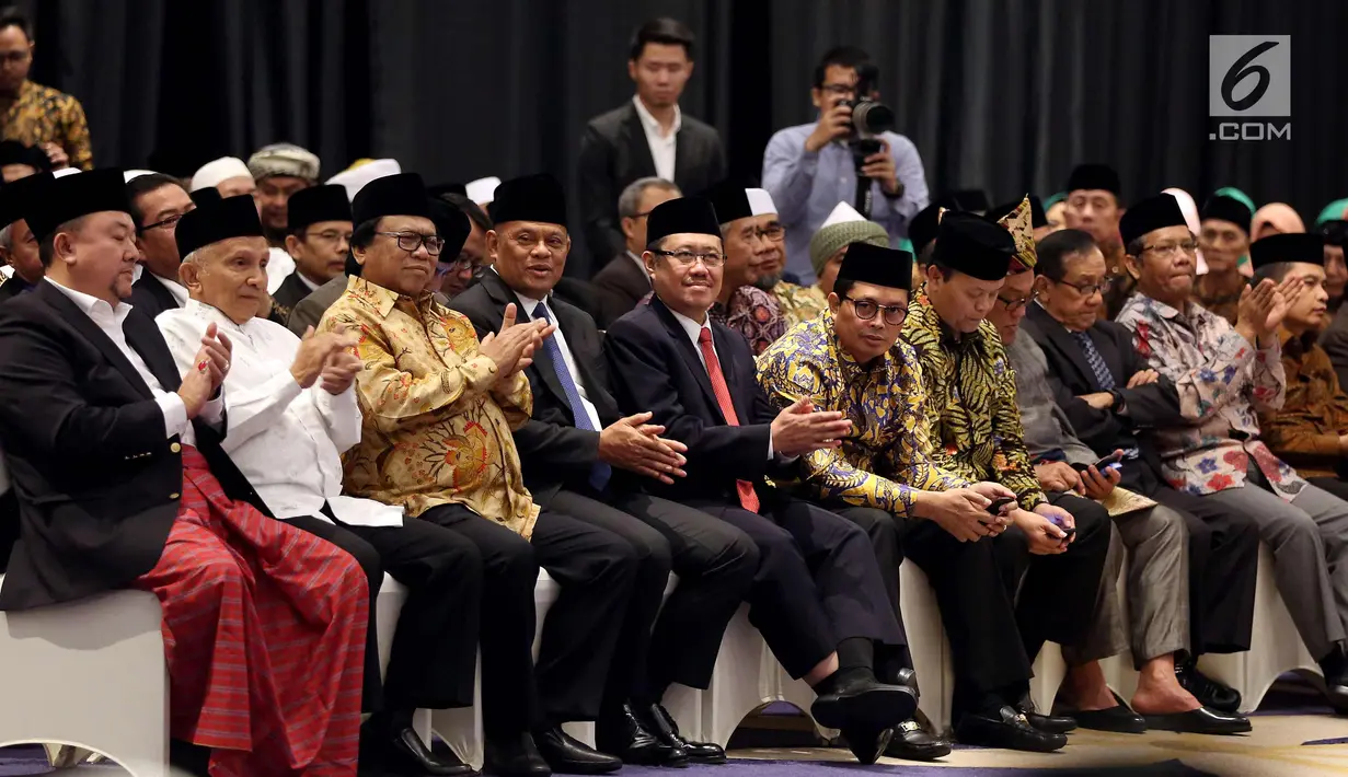 Sejumlah tokoh menghadiri Pernikahan Ray Zulham Farras Nugraha dengan DR. Milka Anisya Norosiya yang merupakan Anak Ketua MPR Zulkifli Hasan, di Jakarta, Minggu (24/9). (Liputan6.com/Johan Tallo)
