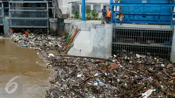 Sejumlah material sampah tertahan di pintu air Manggarai, Jakarta, Senin (16/11/2015). Wagub Djarot berencana akan memasang jaring-jaring penangkap sampah pada beberapa titik. (Liputan6.com/Yoppy Renato)
