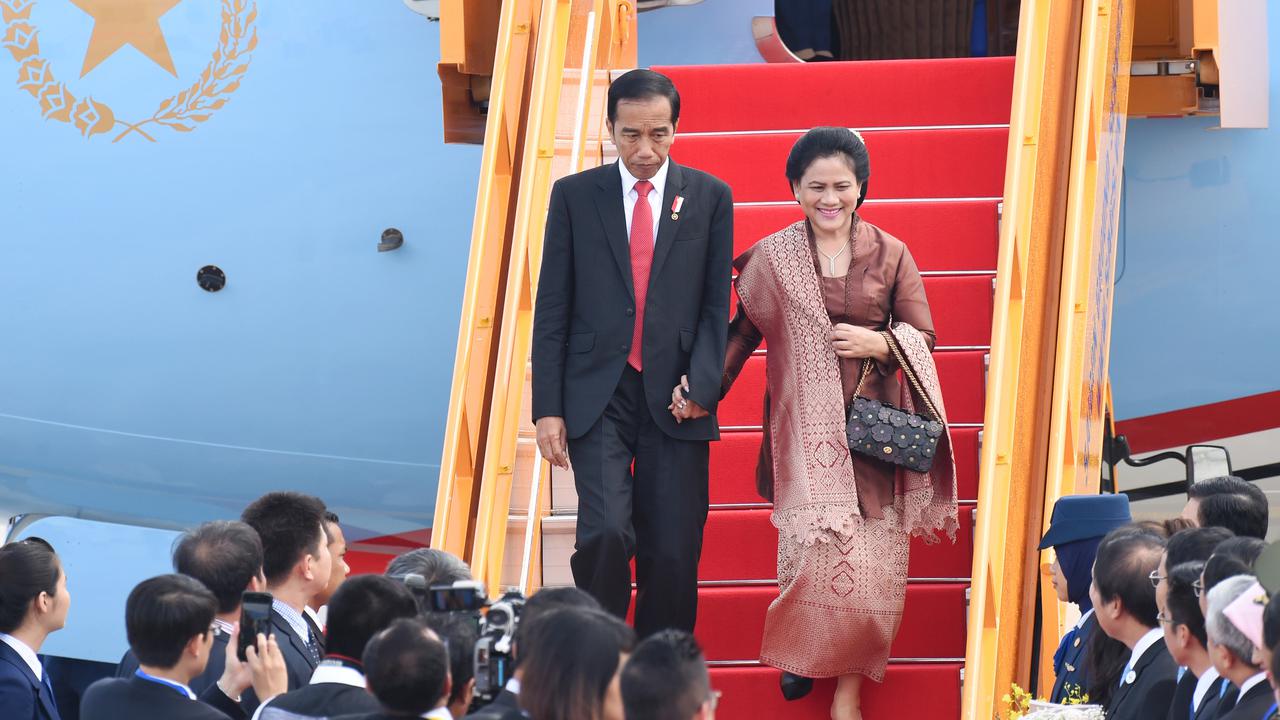 PHOTO: Gaya Busana Iriana saat Dampingi Presiden Jokowi di KTT APEC
