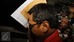 Tersangka dugaan suap uji materiil Undang-Undang Peternakan dan Kesehatan, Kamaludin berjalan keluar ruangan usai menjalani pemeriksaan di gedung KPK, Jakarta, Kamis  (2/2). (Liputan6.com/Helmi Afandi) 