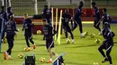 Para pemain timnas Prancis mengikuti sesi latihan di Clairefontaine-en-Yvelines, barat daya Paris, Selasa (10/11/2020). Prancis akan beruji coba melawan Finlandia di Stade de France pada Kamis (12/11/2020) dini hari WIB dalam pertandingan persahabatan internasional. (Yoan VALAT/POOL/AFP)