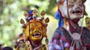 Para biksu Buddha yang mengenakan topeng tampil dalam acara tarian Cham tahunan untuk berdoa agar mendapatkan panen yang baik dan kehidupan yang damai di Biara Tashilhunpo di Xigaze, Daerah Otonom Tibet, China barat daya, 22 September 2020. (Xinhua/Chogo)