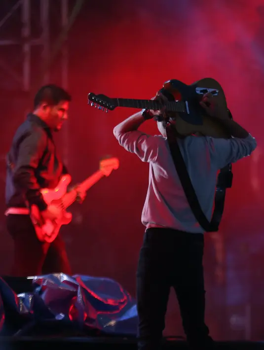 Aksi lain ditunjukkan oleh gitaris Sheila On 7. Dalam lagu Melompat Lebih Tinggi, Eros menunjukkan aksinya menaruh gitar dibelakang kepalanya sambil mengiringi lagu tersebut. (Galih W. Satria/Bintang.com)