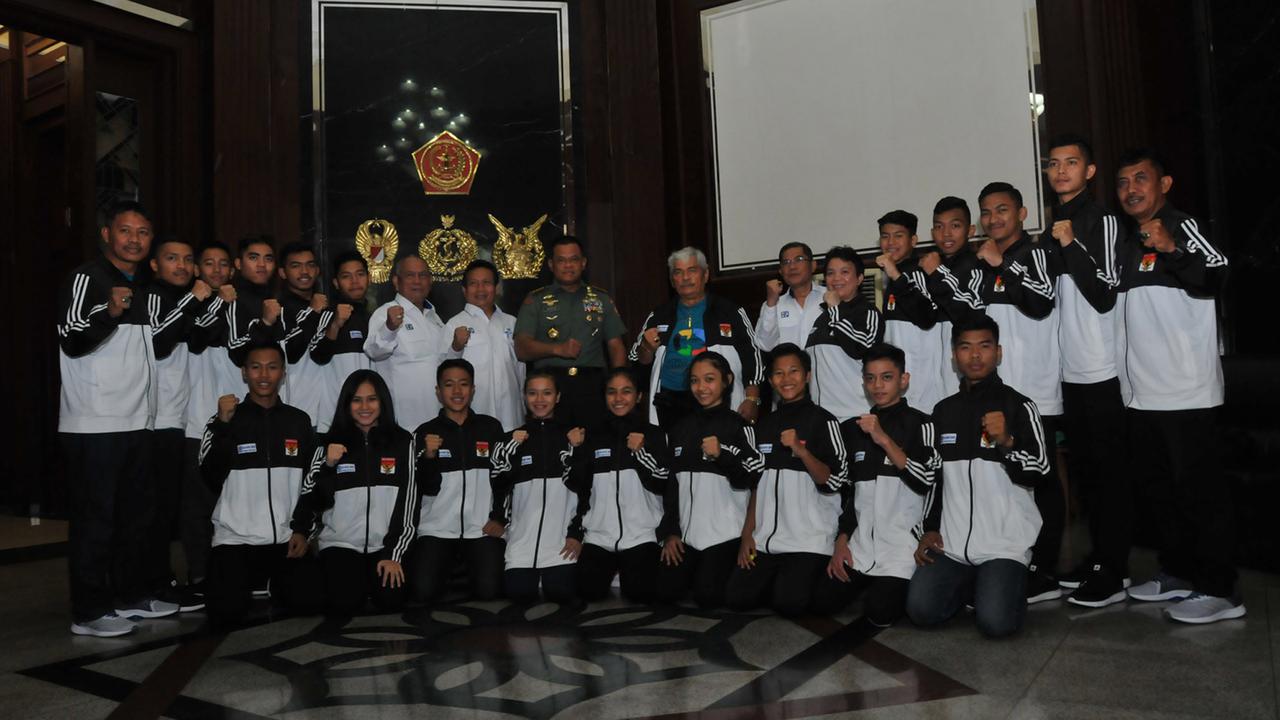 Panglima TNI Jenderal TNI Gatot Nurmantyo bersama para atlet Karateka Junior Indonesia (Istimewa)