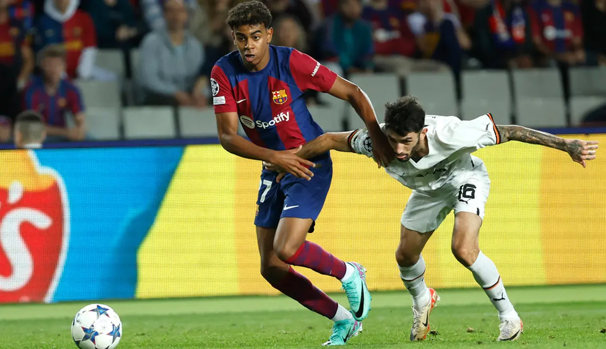 Pemain Barcelona Lamine Yamal (kiri) berebut bola dengan pemain Shakhtar Donetsk Irakli Azarov pada pertandingan sepak bola Grup H Liga Champions di Stadion Olimpiade, Barcelona, Spanyol, Rabu (25/10/2023). (AP Photo/Joan Monfort)