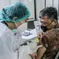 Petugas medis menyuntikkan vaksin COVID-19 Astrazeneca kepada pekerja ritel di GOR Tanjung Duren, Jakarta Barat, Senin (24/5/2021). Kementerian Kesehatan menargetkan 40.349.049 orang di Indonesia mendapat vaksinasi COVID-19 dosis pertama. (Liputan6.com/Faizal Fanani)