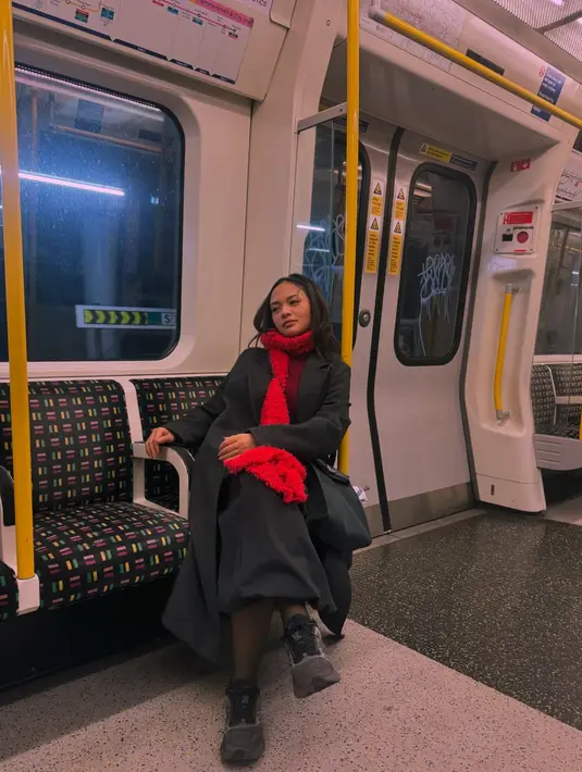 Outfit ini bikin Amel Carla terlihat kece saat berkeliling London dengan transportasi umum [@amelcarla]