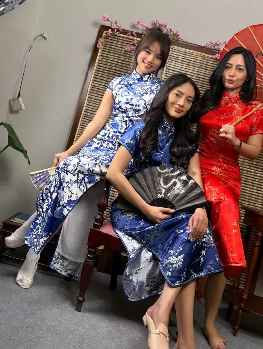 <p>Sementara itu, Erika Carlina mengenakan dress slit cheongsam warna navy motif floral. Ia pun membawa kipas hitam. Ia mengenakan sandal coklatnya. [@rachelvennya]</p>