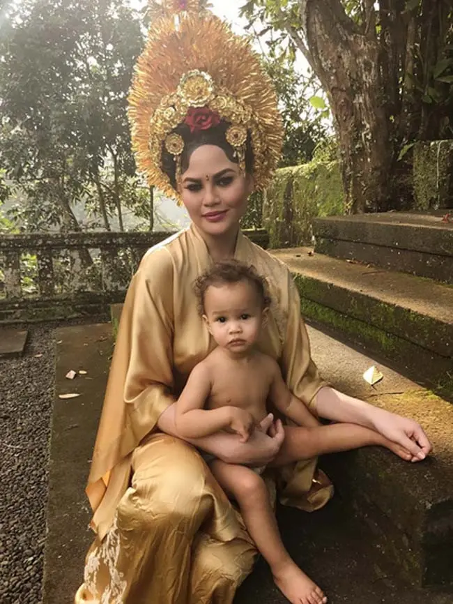 “Aku paham, aku bisa mencelakakan pergelangan kaki. Kalian bisa diam dan berhenti memberi tahuku,” ungkap Chrissy Teigen. (Instagram/chrissyteigen)