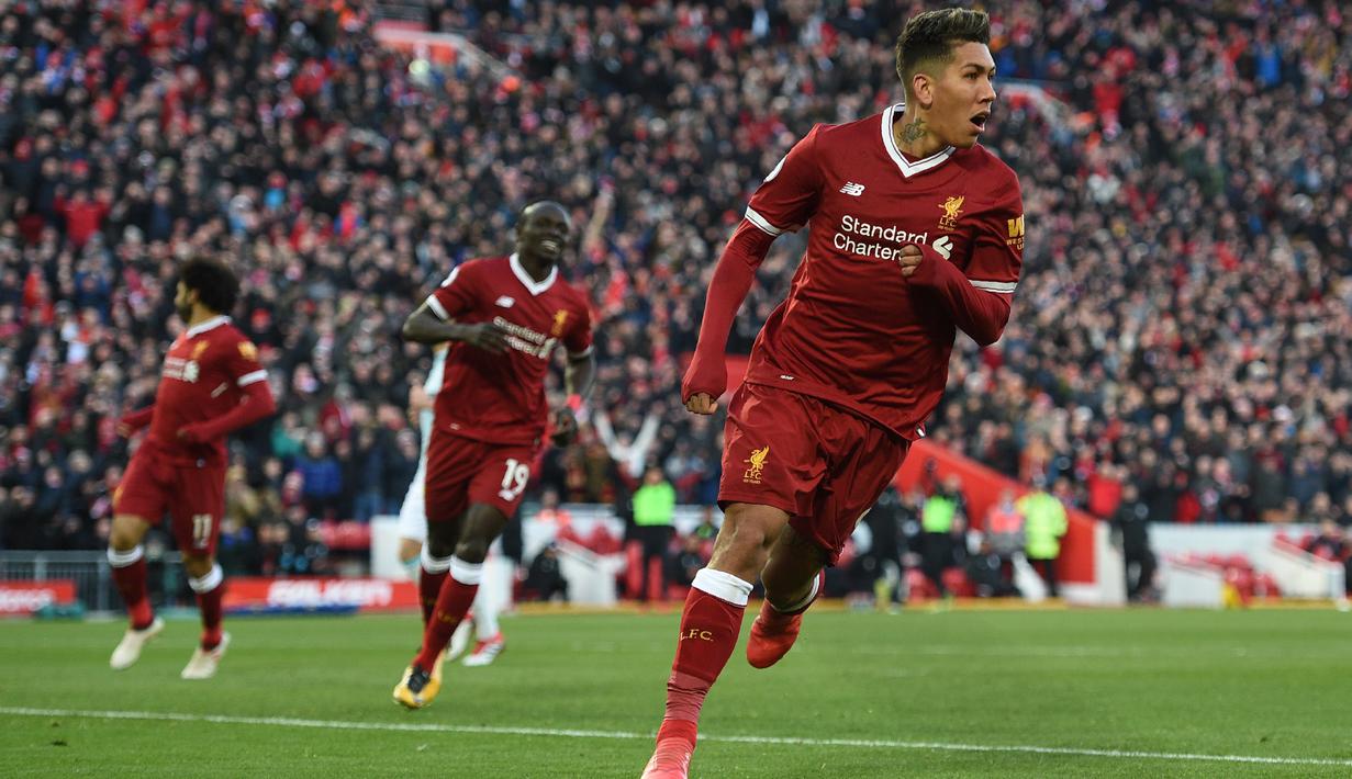 Pemain Liverpool, Roberto Firmino (kanan) merayakan golnya ke gawang Wes Ham pada laga Premier League pekan ke-28 di Anfield Stadium, Liverpool, (24/2/2018). Liverpool menang 4-1. (AFP/Oli Scarff)