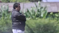 Pelatih Arema FC, Carlos Oliveira, dengan jaket hitam yang selalu dikenakannya saat memimpin sesi latihan Singo Edan. (Bola.com/Iwan Setiawan)