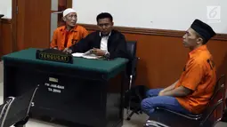 Terdakwa Kasus Terorisme Kelompok ISIS Surabaya Abdul Kahfi (kanan) dan Rizky Ardian Sulanjana (kiri) saat menjalani sidang di Pengadilan Negri Jakarta Barat, Selasa (8/1). Agenda sidang tersebut mendengarkan keterangan saksi. (Liputan6.com/Johan Tallo)