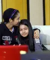 Kerinduan semakin menjalar di hati Yana Zein dan kedua buah hatinya, Aurelia Callista dan Alika Pandora. Bertemu dengan sang ibu melalui sambungan video call, ternyata dua gadis cantik ini punya pesan unik untuk ibunya. (Nurwahyunan/Bintang.com)