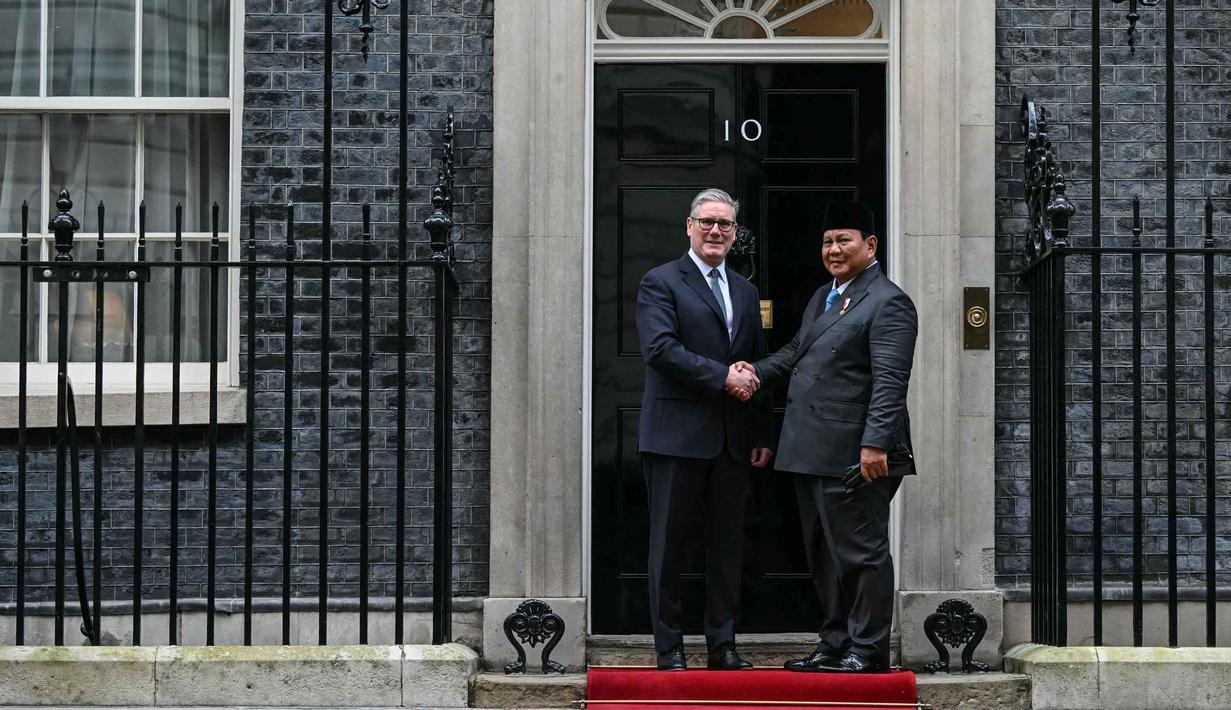Kedatangan Presiden Prabowo Subianto disambut hangat secara langsung oleh Perdana Menteri (PM) Inggris, Keir Starmer. Tampak dalam foto, Perdana Menteri Inggris Keir Starmer (kiri) menyambut Presiden Indonesia Prabowo Subianto di Downing Street untuk pertemuan mereka di pusat kota London pada 20 Januari 2026. (JUSTIN TALLIS/POOL/AFP)