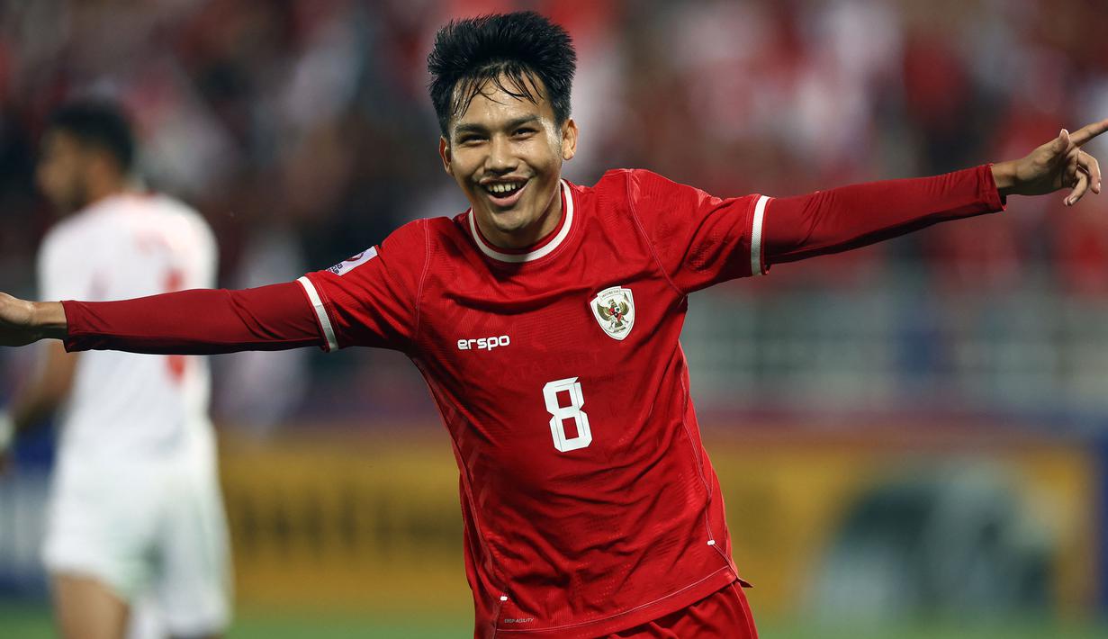 Selebrasi pemain Timnas Indonesia U-23, Witan Sulaeman setelah mencetak gol kedua ke gawang Yordania U-23 pada laga ketiga Grup A Piala Asia U-23 2024 di Abdullah bin Khalifa Stadium, Doha, Qatar, Minggu (21/4/2024). (AFP/Karim Jaafar)