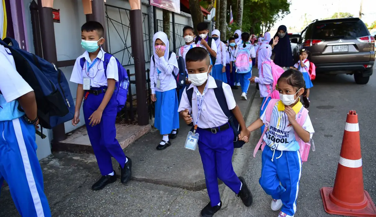 Para siswa tiba di Sekolah Pimarnvit, Provinsi Narathiwat, Thailand, 20 Mei 2022. Thailand melanjutkan sekolah tatap muka secara nasional untuk tahun ajaran baru setelah bertahun-tahun terganggu karena pandemi COVID-19. (Madaree TOHLALA/AFP)