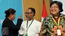 Menteri Kelautan dan Perikanan, Susi Pudjiastuti berbincang dengan mantan Pimpinan KPK Bambang Widjojanto usai diskusi publik 'Kebijakan Reklamasi: Menilik Tujuan, Manfaat dan Efeknya' di auditorium KPK, Jakarta, Selasa (4/10). (Liputan6.com/Helmi Afandi)