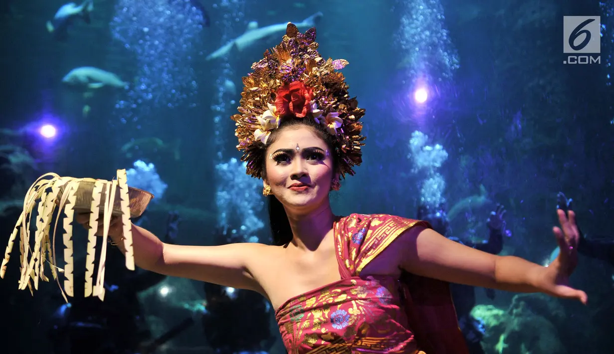 Penari memeriahkan atraksi barongan dalam air di akuarium utama Sea World Ancol, Jakarta, Senin (4/3). Pertunjukan bertajuk "Barongan, an Epic Underwater Show" itu untuk menghibur pengunjung pada libur Nyepi dan akhir pekan. (merdeka.com/Iqbal Nugroho)