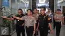Kapolri Jenderal Polisi Tito Karnavian (tengah) didampingi Dirjen Bea dan Cukai Heru Pambudi (kanan) tiba sebelum menggelar rapat koordinasi di Jakarta, Selasa (2/8). Liputan6.com/Johan Tallo)