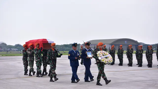 Upacara pelepasan jenazah Sertu Agung Dwano Karisma, prajurit Kopasgat yang mengalami kecelakaan saat gladi kotor 2, upacara peringatan HUT ke-77 TNI AU di Lanud Halim Perdanakusuma.