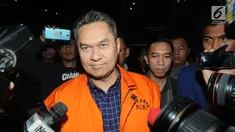 Direktur Keuangan PT Angkasa Pura (AP) II Andra Y Agussalam mengenakan rompi tahanan usai menjalani pemeriksaan pasca OTT di Gedung KPK, Jakarta, Jumat (2/8/2019). Andra Y Agussalam ditahan terkait kasus dugaan suap proyek pengadaan baggage handling system (BHS). (merdeka.com/Dwi Narwoko)