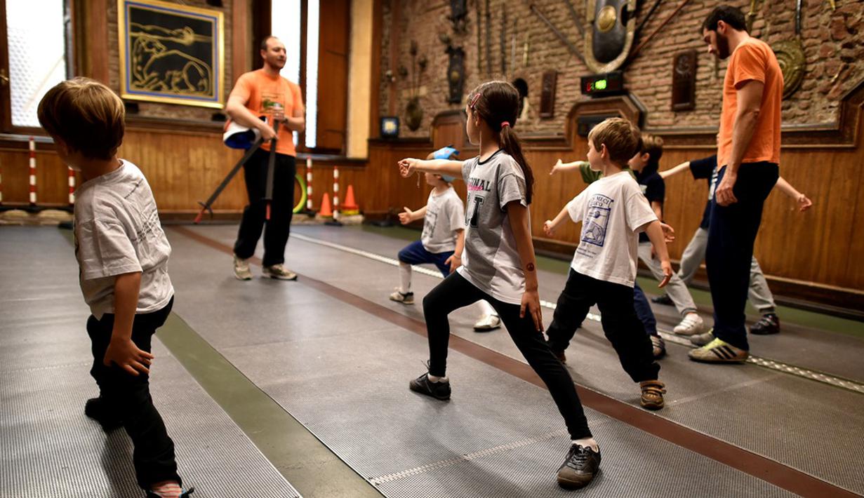 Anak-anak dilatih oleh para mantan atlet nasional Italia yang juga mantan murid Musumeci Greco, Roma, Italia. (AFP/Alberto Pizzoli)