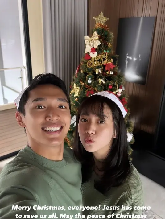 Di awal Desember, Shanju dan Jonatan Christie resmi menikah. Keduanya pun tampil kompak mengenakan baju serba hijau saat Natal untuk pertama kalinya sebagai suami istri. [@shanju]