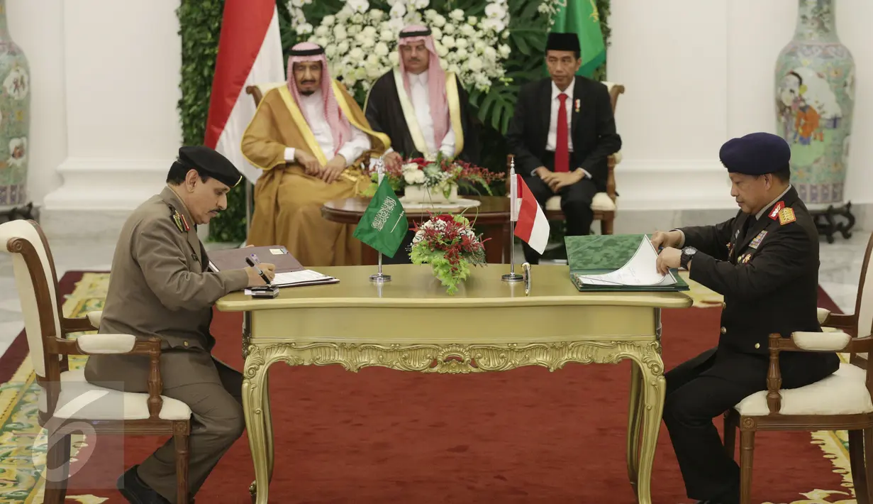 Kapolri Irjen Tito Karnavian (kiri) menandatangani kerjasama dengan pejabat Arab Saudi disaksikan oleh Presiden Jokowi dan Raja Arab Salman bin Abdulaziz Al-Saud di Istana Bogor, Jawa Barat, Rabu (1/3). (Liputan6.com/Angga Yuniar)