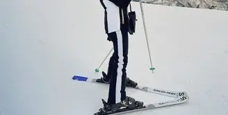 Dian Sastro tampil stylish dengan outfit ski monokromatik hitam dan putih[@therealdisastr]