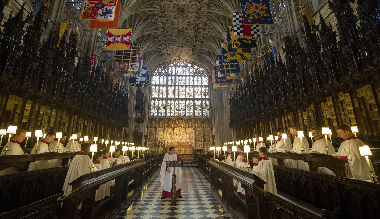 Suasana latihan paduan suara untuk pernikahan Pangeran Harry dan tunangannya Meghan Markle di St George's Chapel, Windsor, Inggris (14/5). Pangeran Harry dan Meghan Markle akan menikah di Kapel St George pada tanggal 19 Mei. (AFP/Pool/ Steve Parsons)