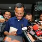 Dahlan Iskan memberikan keterangan pers usai menjalani pemeriksaan di Kejaksaan Agung, Jakarta, Rabu (17/6/2015). Dahlan diperiksa sebagai saksi kasus dugaan korupsi pengadaan 16 mobil listrik di 3 perusahaan milik BUMN. (Liputan6.com/Yoppy Renato)