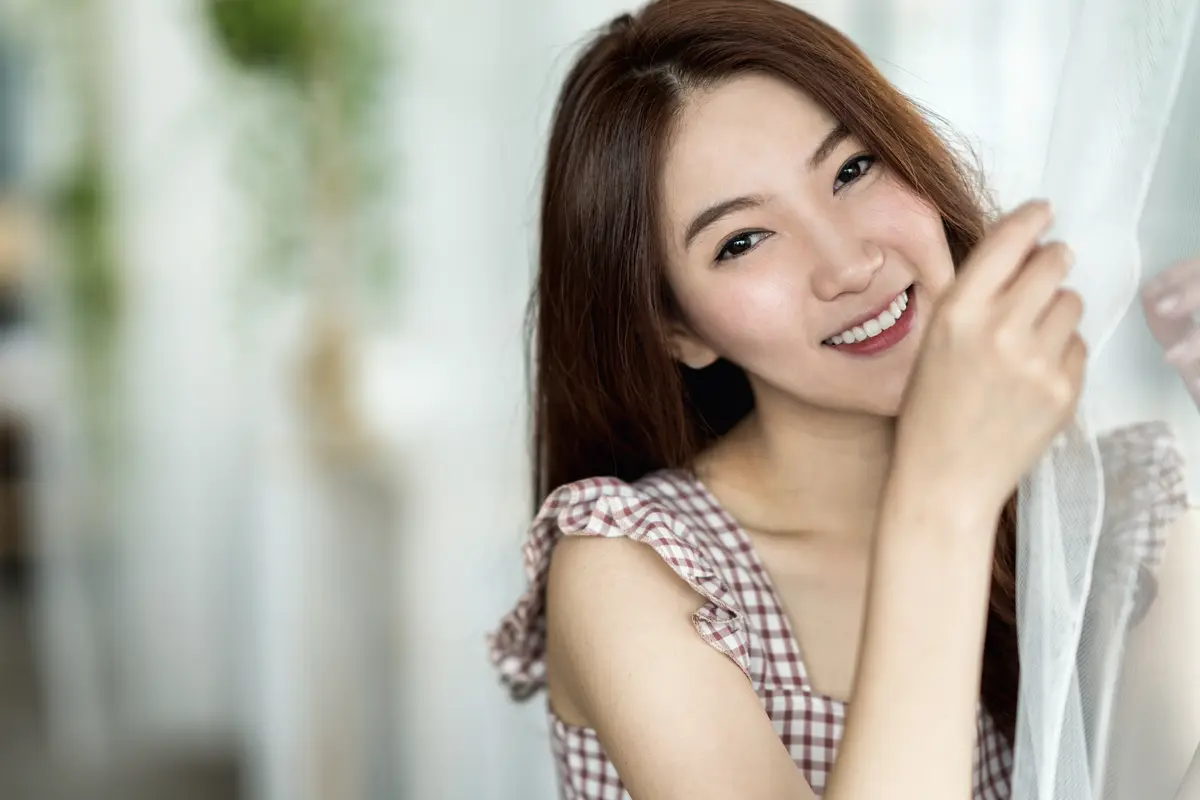 wanita april di samping jendela