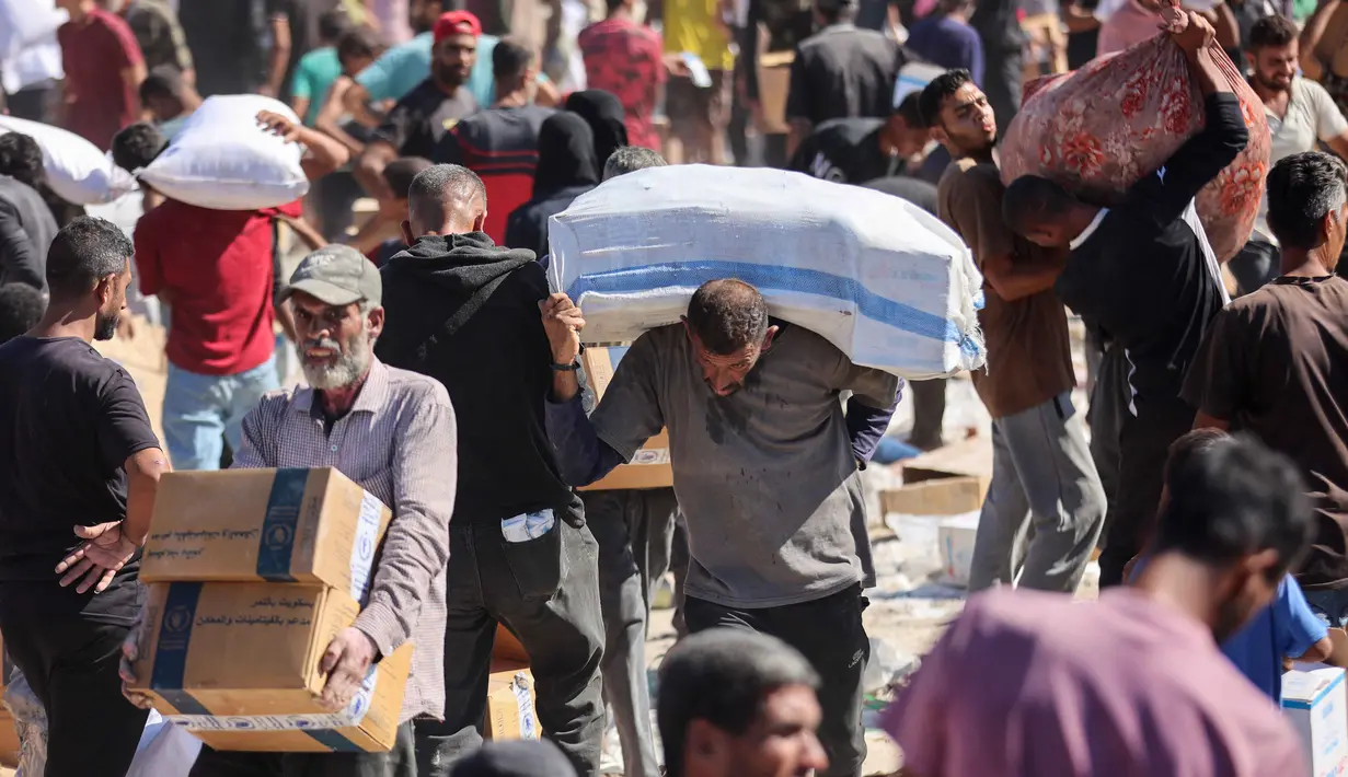 Distribusi bantuan ini memberi harapan di tengah krisis yang kian parah. (Omar AL-QATTAA/AFP)