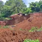 Jalan penghubung Bogor-Cianjur di Desa Desa Palalangon, Kecamatan Cugenang, Kabupaten Cianjur longsor akibat gempa magnitudo 5,6 pada Senin 21 November 2022. (Liputan6.com/Achmad Sudarno)