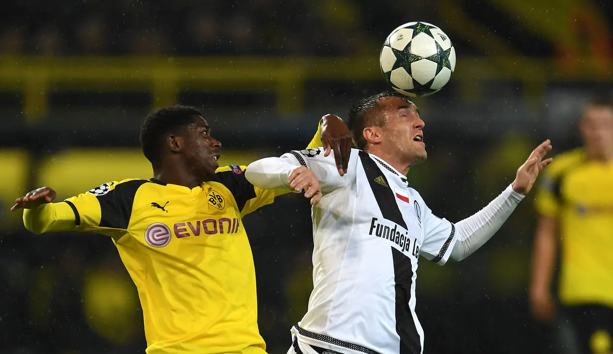 Penyerang Dortmund, Ousmane Dembele berebut bola udara dengan gelandang Miroslav Radovic pada pertandingan Grup F Liga Champiosn di Signal Iduna Park, Jerman (23/11). Dortmund menang telak atas  Legia dengan skor 8-4. (AFP Photo/Patrik Stollarz)
