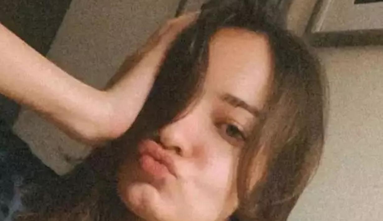 Istri dari Molen Kasetra ini banjir pujian usai pamer foto bareface. Foto muka bantal dari Enzy masih memperlihat sisi menawannya. Tak heran foto ini ramai dikomentari netizen dengan menyebut Enzy cantik memesona. (Liputan6.com/IG/enzystoria)