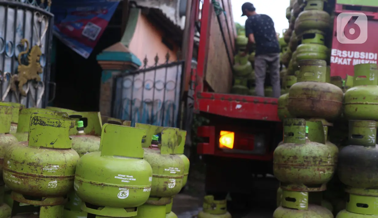 Pekerja tengah menata tabung gas LPG 3 kg di kawasan Tangerang Banten, Kamis (17/2/2022). Direktur Utama PLN Darmawan Prasodjo mengatakan saat ini impor LPG dari tahun ke tahun terus meningkat seiring dengan meningkatnya konsumsi masyarakat. (Liputan6.com/Angga Yuniar)
