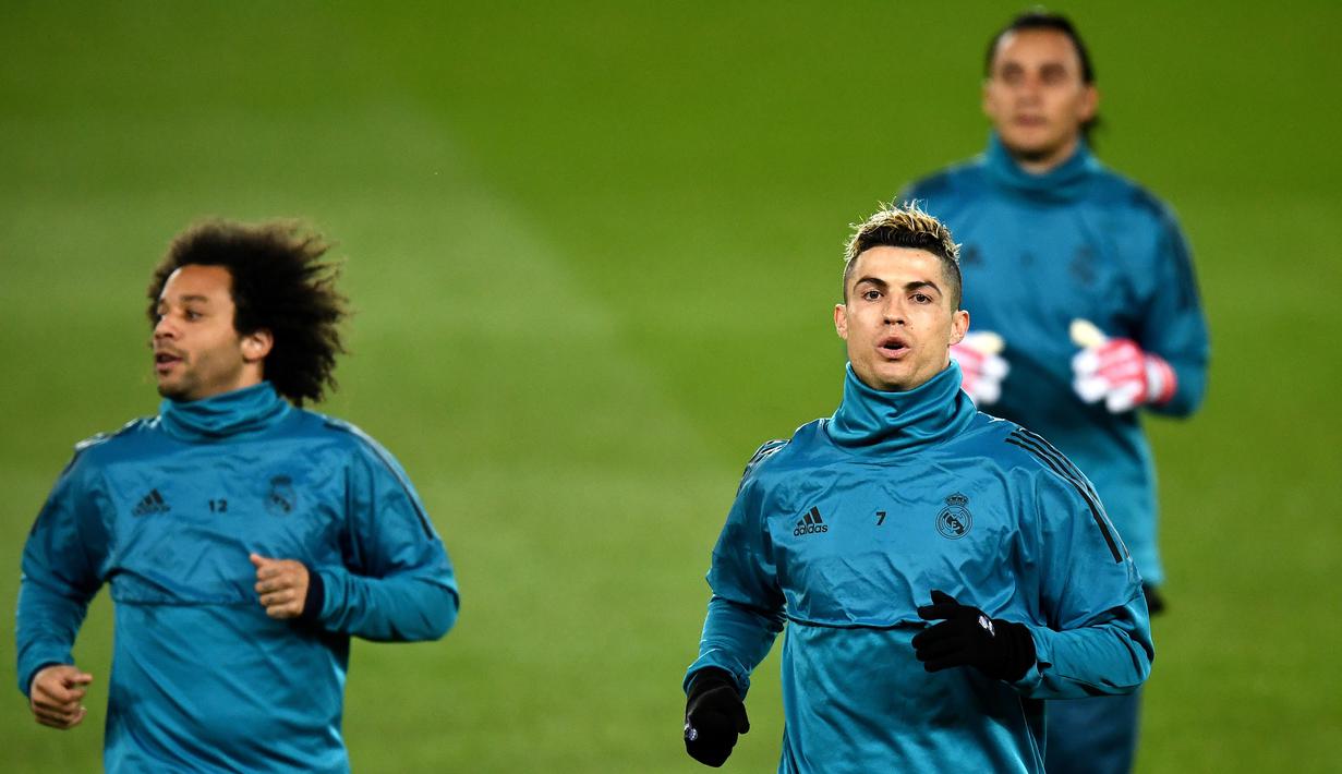 Pemain Real Madrid, Marcelo (kiri) dan Cristiano Ronaldo (kanan) saat sesi latihan di Stadion Parc des Princes di Paris, Prancis, Senin (5/3). (FRANCK FIFE/AFP)