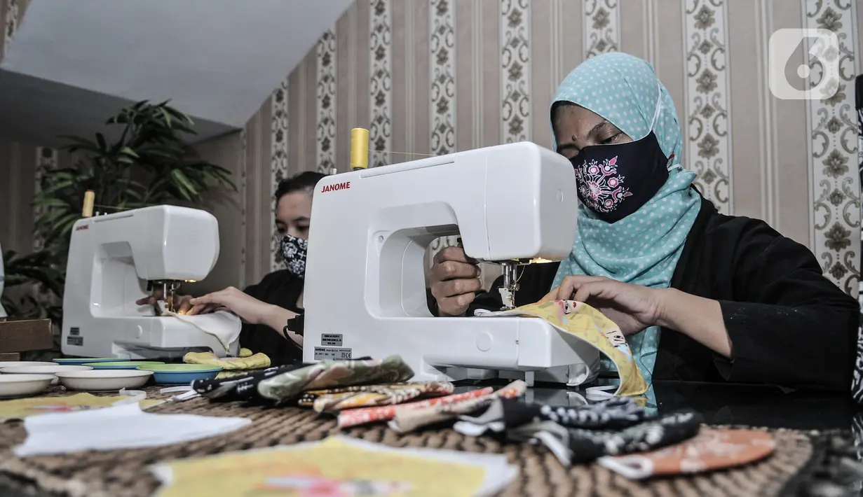 Pekerja saat menyelesaikan pembuatan masker bercorak batik Betawi di Butik Elemwe, Jakarta, Selasa (22/12/2020). (merdeka.com/Iqbal S. Nugroho)