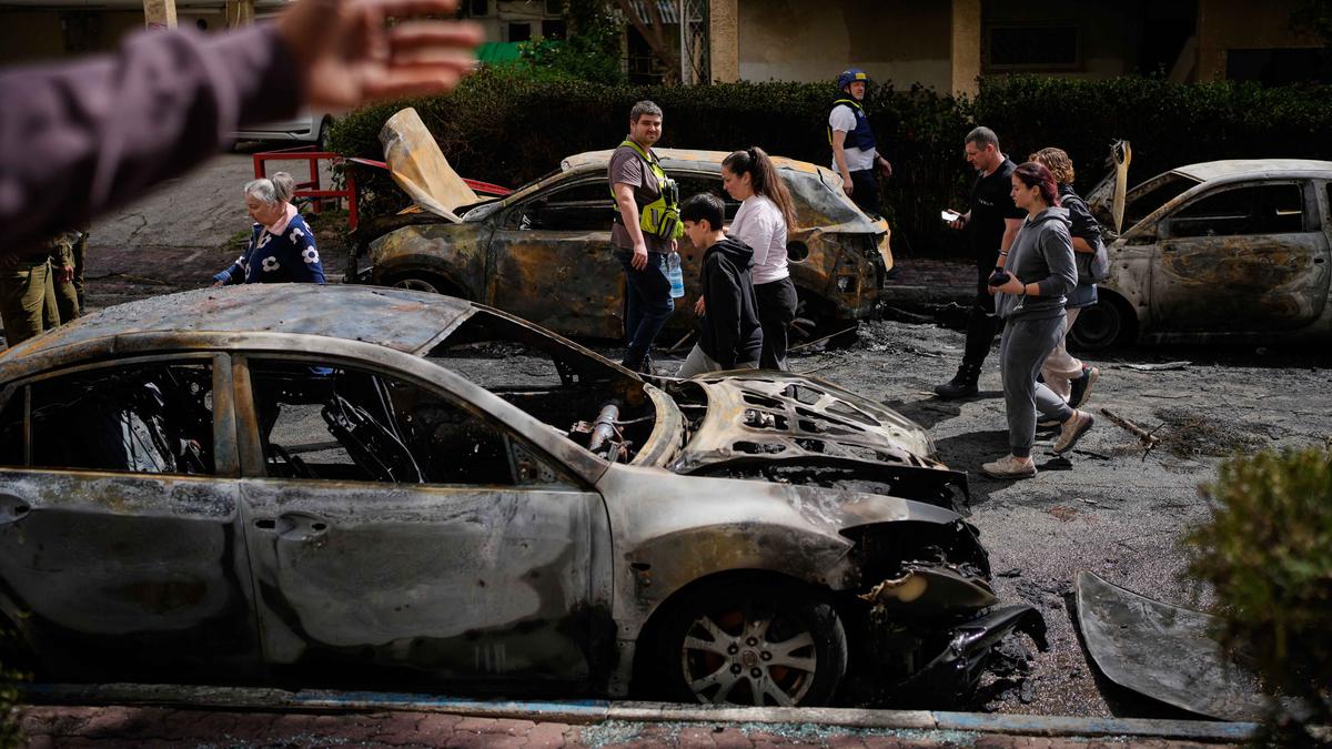 Serangan Rudal Iran Hantam Petah Tikva Israel Tengah, Sejumlah Kendaraan Hangus Terbakar