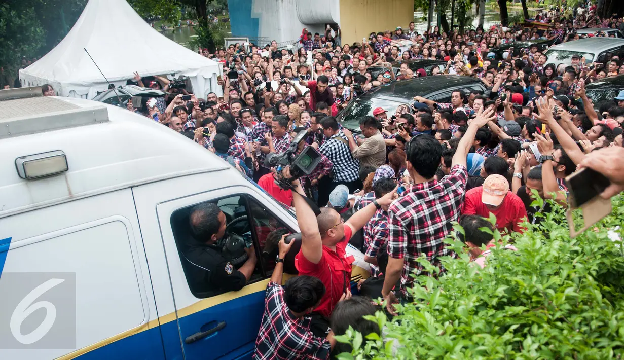 Suasana di Rumah Lembang saat Ahok dan Djarot tiba di markas mereka tersebut, Jakarta, Rabu (15/2). Hasil quick count menunjukkan Ahok-Djarot menempati urutan pertama. (Liputan6.com/Gempur M Surya)