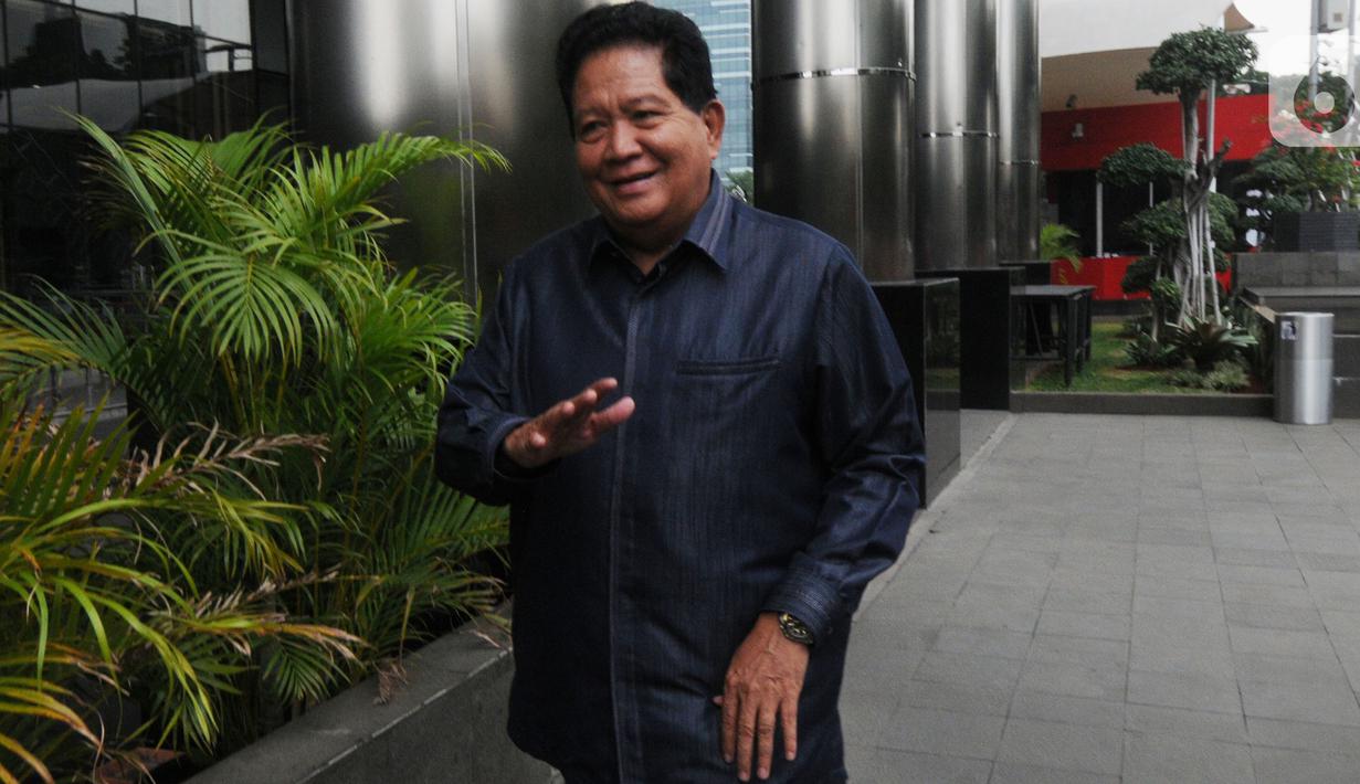 keluar dari gedung KPK untuk rehat dan salat Jumat saat jeda pemeriksaan di Jakarta, Jumat (18/10/2019). Nasri Umar diperiksa terkait kasus dugaan suap 'ketok palu' pengesahan ‎RAPBD Provinsi Jambi Tahun 2018. (merdeka.com/Dwi Narwoko)
Ketua Fraksi Partai Demokrat DPRD Provinsi Jambi, Nasri Umar