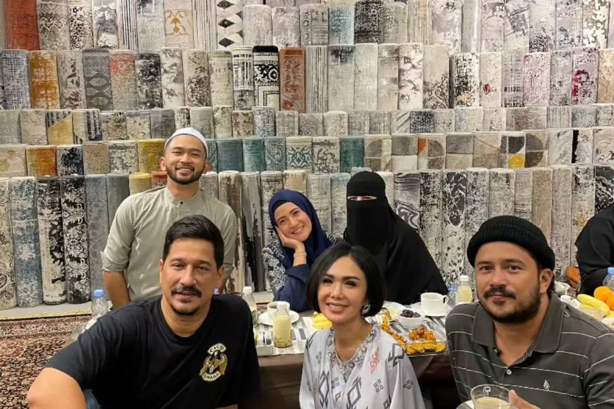 Potret Umi Pipik hadir dalam acara kajian dan buka bersama di rumah bos karpet (Sumber: Instagram/_ummi_pipik_)