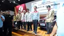 Presiden RI, Joko Widodo bersama Menteri Perindustrian Airlangga Hartarto meninjau salah stand mobil yang dipamerkan pada Indonesia International Motor Show 2018 di JIExpo, Jakarta, Kamis (19/4). (Liputan6.com/Helmi Fithriansyah)