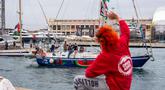 Kapal-kapal yang membawa aktivis dan bantuan kemanusiaan untuk warga Palestina di Gaza bermanuver di pelabuhan selama acara pelepasan simbolis sebagai bagian dari Global Sumud Flotilla, di Barcelona, Spanyol, Minggu 12 April 2026. Sejumlah kapal mengikuti acara pelepasan simbolis dan keberangkatan armada misi kemanusiaan Global Sumud Flotilla (GSF) untuk menembus blokade Gaza, Palestina. (AP Photo/Joan Mateu Parra)