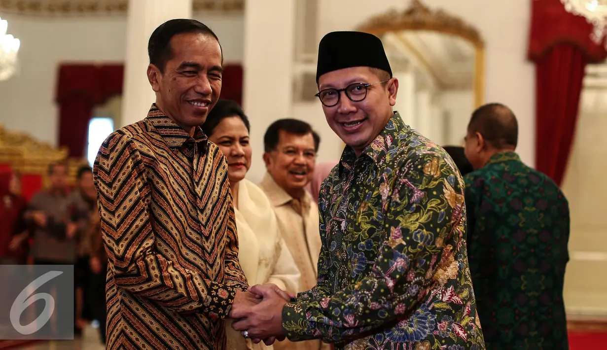 Presiden Joko Widodo bersalaman dengan Menteri Agama Lukman Hakim Saifuddin dalam Silaturahmi Idul Fitri 1437 H di Istana Negara, Jakarta, Senin (11/7). (Liputan6.com/Faizal Fanani)