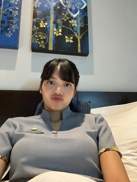 Peran Lisa sebagai karyawan hotel di The White Lotus bukan hanya sekadar peran figuran. Ia terlibat dalam beberapa adegan penting, berinteraksi dengan para tamu dan staf hotel lainnya. Adegan-adegan ini difilmkan di berbagai lokasi wisata terkenal di Thailand, seperti Koh Samui, Phuket, dan Bangkok, yang secara tidak langsung turut mempromosikan pariwisata di sana. (Liputan6.com/IG/@lalalalisa_m)