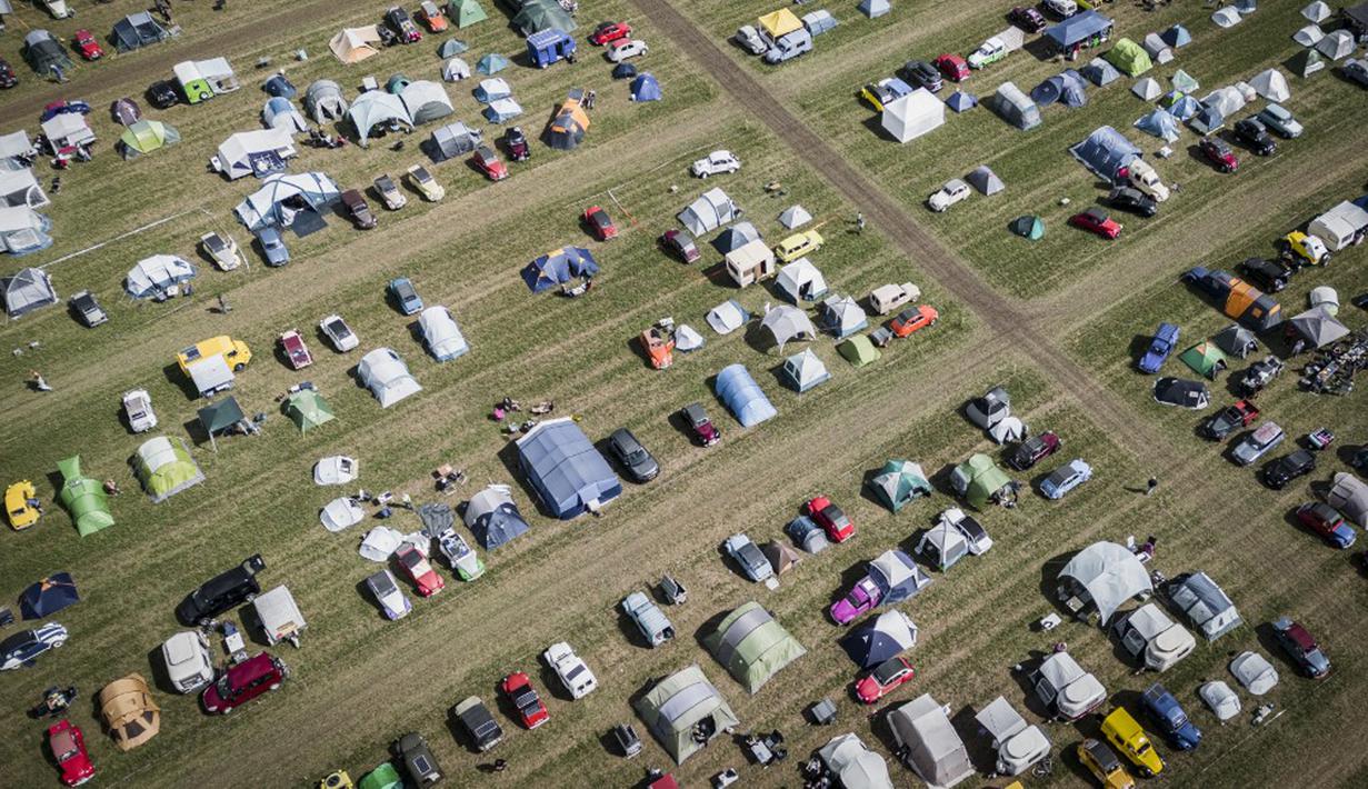 Mobil 2CV dibuat oleh Citroen dengan dua silinder berpendingin udara dan merupakan pilihan ekonomis bagi konsumen. (GABRIEL MONNET/AFP)